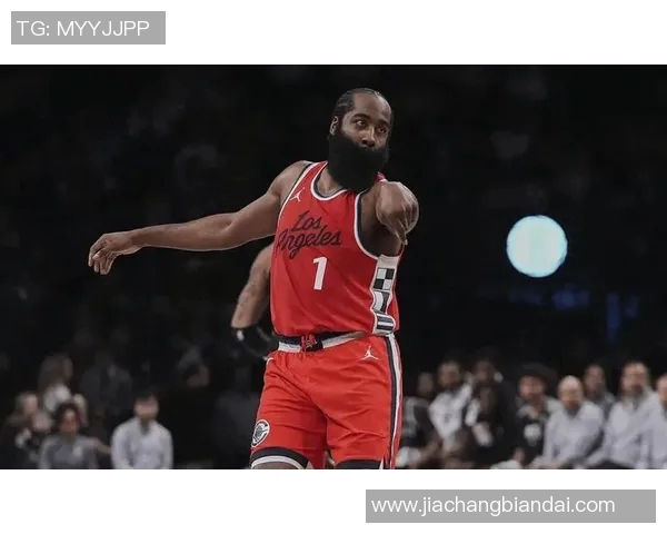 詹姆斯持球推进 哈登抢断反击上篮得手